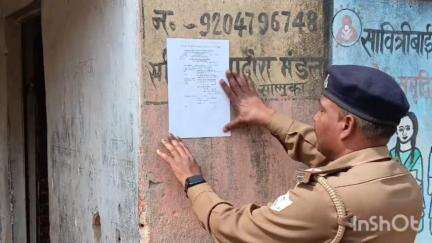 फतेहपुर: शालूका गांव के फरार हत्या आरोपी के घर पर पुलिस ने चिपकाए नोटिस, जल्द सरेंडर करने का दिया निर्देश