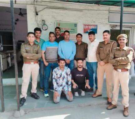 कोटा शहर पुलिस थाना नयापुरा की टीम द्वारा मादक पदार्थों की तस्करी करने वाले 2 हजार रुपये के ईनामी मुल्जिम सहित 2 साल से फरार मुल्जिम को किया गिरफ्तार।

।कोटा शहर पुलिस सदैव आपकी सेवा में तत्पर।