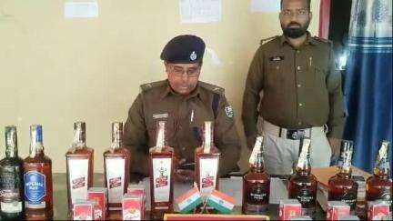 कुमारखंड: श्रीनगर पुलिस ने खुटहारजई में जेबीसी नहर के पास मक्का के खेत से 30 कार्टून विदेशी शराब बरामद की