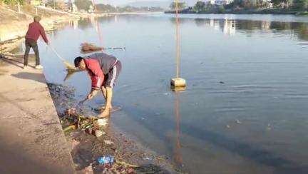 डिंडौरी: डिंडौरी में मां नर्मदा के गायत्री मंदिर घाट पर 'मैया अभियान' चला, नदी की सफाई और स्वच्छता का संदेश दिया गया