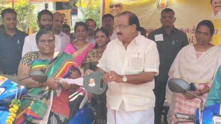 ஒட்டன்சத்திரம்: கிறித்துவப் பாலிடெக்னிக் கல்லுாரியில் தனியார்துறை வேலைவாய்ப்பு முகாமில் வேலைவாய்ப்பு பெற்றவர்களுக்கு  பணி நியமன ஆணைகளை அமைச்சர் வழங்கினார்
