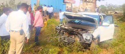 ಚಿಕ್ಕೋಡಿ: ಪಟ್ಟಣದ ಗಣೇಶ ನಗರದಲ್ಲಿ ಚಾಲಕನ ನಿಯಂತ್ರಣ ತಪ್ಪಿ ನಿಂತಿದ್ದ ಕಾರಿಗೆ ಗುದ್ದಿ ಜಮೀನಿಗೆ ನುಗ್ಗಿದ ಕಾರು