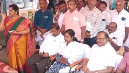 பொன்னமராவதி: கடைவீதியில் புதிதாக கட்டப்பட்ட முதல்வர் மருந்தகத்தை காணொளி வாயிலாக திறந்து வைத்த தமிழக முதல்வர் நிகழ்வில் பங்கேற்ற அமைச்சர் ரகுபதி மற்றும் ஆட்சியர்