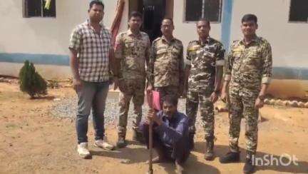 माकड़ी: पत्नी पर टंगिया से प्राणघातक हमला कर फरार आरोपी पति को अनंतपुर थाना पुलिस ने किया गिरफ्तार, भेजा जेल