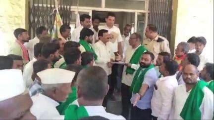 ನಿಡಗುಂದಿ: ಮುಳುವಾಡ ಏತ ನೀರಾವರಿ ಕಾಲುವೆ ಮೂಲಕ ನೀರು ಹರಿಸುವಂತೆ ಆಗ್ರಹ, ಆಲಮಟ್ಟಿಯಲ್ಲಿ ರೈತ ಸಂಘ ಪ್ರತಿಭಟನೆ