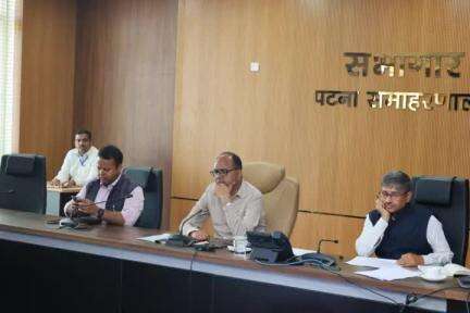 जिलाधिकारी, पटना द्वारा धान अधिप्राप्ति की समीक्षा की गई। पदाधिकारियों को सीएमआर की आपूर्ति में लापरवाही बरतने वाले मिलर्स के विरूद्ध सख़्त कार्रवाई करने के साथ लक्ष्य के अनुरूप त्वरित गति से सीएमआर की प्राप्ति सुनिश्चित करने का निदेश दिया।