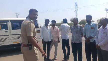 ಕೊಲ್ಹಾರ: ಕಾನೂನಿನ ಕುರಿತು ಕೂಡಗಿ ಕ್ರಾಸ್ ನಲ್ಲಿ ಸಾರ್ವಜನಿಕರಿಗೆ ತಿಳಿಹೇಳಿದ ಪಿಎಸ್ ಐ