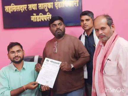 गोंडपिंपरी: चेकलिखितवाडा येथील शासकीय रेतीची अवैधरीत्या डंपिंग करणाऱ्यांवर कारवाई करा,भीमशक्ती संघटनेचे तहसीलदार यांना निवेदन सादर
