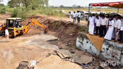 வலங்கைமான்: புலவனார் வாய்க்காலின் குறுக்கே புலவனார் மற்றும் பூனாயிருப்பு நீரொழுங்கிகள்  மறு கட்டுமான பணி