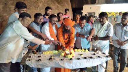 ಕೊರಟಗೆರೆ: ಪಟ್ಟಣದ ಬೆಟ್ಟದ ಗವಿ ಗಂಗಾಧರೇಶ್ವರ ದೇಗುಲದಲ್ಲಿ ಲಕ್ಷದೀಪೋತ್ಸವ