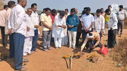 ಕಿತ್ತೂರು: ಬೈಲೂರು ಗ್ರಾಮದ ರೈತರ ಜಮೀನುಗಳಿಗೆ ಹೋಗುವ ಮಾರ್ಗದ ಸಿಸಿ ರಸ್ತೆ ನಿರ್ಮಾಣ ಕಾಮಗಾರಿಗೆ,ಚಾಲನೆ ನೀಡಿದ ಶಾಸಕ ಬಾಬಾಸಾಹೇಬ್ ಪಾಟೀಲ
