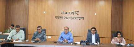 जिलाधिकारी, पटना द्वारा योजना एवं विकास कार्यक्रमों में प्रगति की समीक्षा की गई। अंचल अधिकारियों को तीन दिनों के अंदर योजनाओं का लंबित एनओसी उपलब्ध कराने का निदेश दिया गया।