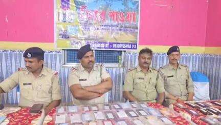 পাণ্ডবেশ্বর: পাণ্ডবেশ্বর থানার উদ্যোগে পুলিশের ফিরে পাওয়া কর্মসূচি পাণ্ডবেশ্বরের বেসরকারী হলে, হারিয়ে যাওয়া ৫৬ টি মোবাইল উদ্ধার