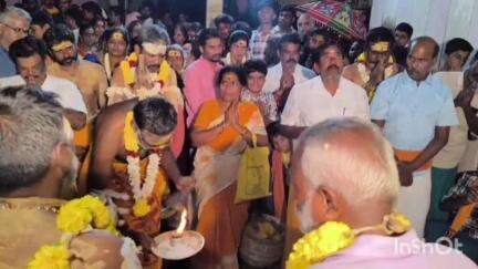 பெரியகுளம்: பெரியகுளம் திரெளபதி அம்மன் கோவிலில் பூக்குழி இறங்கும் விழா நடந்தது