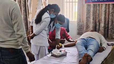 नवगछिया: नवगछिया पुलिस के आठ रक्तवीरों ने रक्तदान शिविर में किया रक्तदान