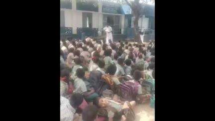மருங்கபுரி: இடையப்பட்டி உள்ள பள்ளியில் ஜெயலலிதா பிறந்தநாளை முன்னிட்டு மாணவர்களுக்கு இனிப்பு வழங்கிய அதிமுக உரிமை மீட்புக்குழு- விளக்கம் கேட்டு நோட்டிஸ்