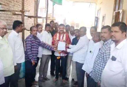 పిట్లం: మేరు కులస్తులను ఆదుకోవాలంటూ జుక్కల్ MLAకు వినతి పత్రం