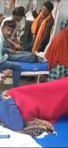 चरखारी थाना क्षेत्र के सलट गांव की एक युगती ने किया जहरीले पदार्थ का सेवन जहा गंभीर हालत में जिला अस्पताल महोबा लाया गया