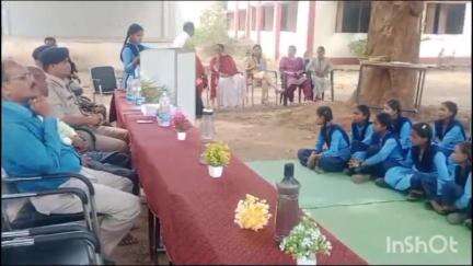 माकड़ी: फरसगांव थाना पुलिस ने ग्राम बरकई स्कूल में भारत में लागू नवीन अपराधिक कानूनों के संबंध में किया जागरूकता कार्यक्रम