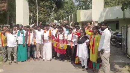 செய்யாறு: செய்யாற்றில் ஆக்கிரமிப்பு செய்த நபர்களுக்கு மாற்று இடம் வழங்கக்கோரி தமிழக வெற்றிக்கழக நிர்வாகிகள் சாலை மறியல்