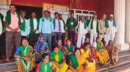 ಕಿತ್ತೂರು: ಪಟ್ಟಣದ ತಹಶೀಲ್ದಾರ್ ಕಚೇರಿ ಮುಂದೆ 26 ದಿನಗಳಿಂದ ರೈತರ ನಿರಂತರ ಹೋರಾಟ