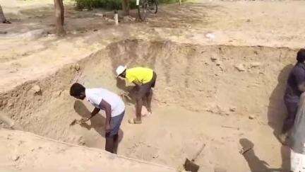 வெம்பக்கோட்டை: விஜயகரிசல்குளத்தில் 3ம் கட்ட அகழாய்வு பணிகள் முடிப்பு- குழிகளை சமநிலைப்படுத்தி மண் அடுக்களை பிரிக்கும் கல்லூரி மாணவர்கள்