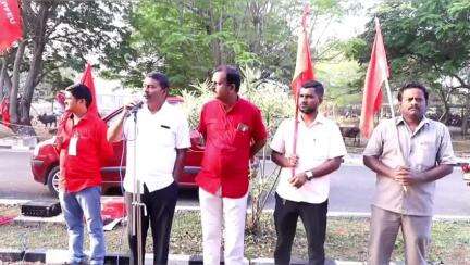 திருவெறும்பூர்: திருவெறும்பூர் அருகேயுள்ள ஹெச் இ பி எஃப் தொழிற்சாலை எம்ப்ளாயிஸ் யூனியன் சங்கத்தினர் மனித சங்கிலி போராட்டத்தில் ஈடுபட்டனர்