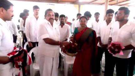 ஓமலூர்: அதிமுகவில் இணைந்த சட்டக் கல்லூரி மாணவர்கள் ஓமலூரில் இபிஎஸ் சால்வைஅணிவித்து வரவேற்றார்