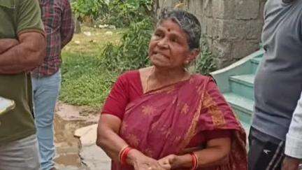 పామర్రు: కృష్ణా జిల్లా పామర్రు అరండల్ పేటలో బురిడ్డి కొట్టించి 2.50 కాసుల బంగారం ఆభరణాలు చోరీ