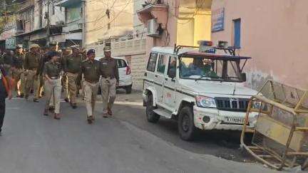 *जोधपुर पुलिस का  रूट मार्च*
 
श्रीमान् राजेंद्र सिंह पुलिस  आयुक्त महोदय के निर्देशानुसार श्री आलोक श्रीवास्तव पुलिस उपायुक्त जिला पूर्व ,श्री सुनील कुमार पंवार अतिरिक्त पुलिस उपायुक्त  महिला अपराध अनुसंधान सेल (पश्चिम) एवं मंगलेश चुंडावत