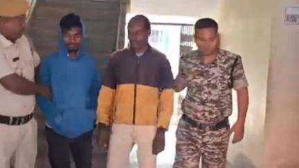 খড়িবাড়ি: ডুমুরিয়া নদী থেকে অবৈধভাবে বালি তোলার অভিযোগে খাড়িবাড়ি থেকে গ্রেপ্তার ২, আটক দুটি ট্রাক্টর