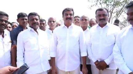 దుబ్బాక: దుబ్బాక మండలం లోని పలు గ్రామాల్లో ఎండిన పంట పొలాలను పరిశీలించి ఆవేదన వ్యక్తం చేసిన ఎమ్మెల్యే ప్రభాకర్ రెడ్డి