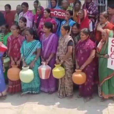 ಚಿತ್ತಾಪುರ: ಹಲಕಟ್ಟಿ ಗ್ರಾಮದಲ್ಲಿ ಖಾಲಿ ಕೊಡ ಹಿಡಿದು ಕುಡಿಯುವ ನೀರಿಗಾಗಿ ಮಹಿಳೆಯರ ಪ್ರತಿಭಟನೆ