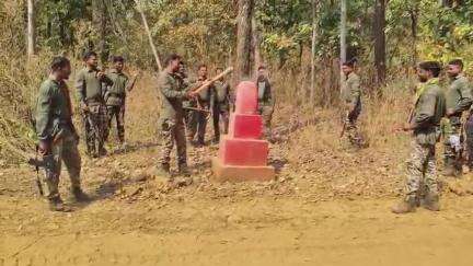 भामरागड: मिडदापल्ली ते कवंडे रत्यावरील नक्षल स्मारके पोलिसांनी केली उध्वस्त