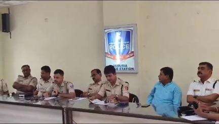 জামুরিয়া: দোল উৎসবের আগে জামুড়িয়া থানার উদ্যোগে এলাকার সমস্ত কাউন্সিলর ও বিভিন্ন ধর্মাম্বমী মানুষজনের সাথে শান্তি বৈঠকের আয়োজন