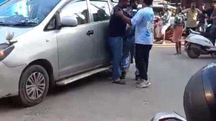 കൊടുങ്ങല്ലൂർ: കയ്പമംഗലം മൂന്നുപീടിക സെന്ററില്‍ മദ്യലഹരിയിൽ വാഹനാപകടമുണ്ടാക്കിയ 3 യുവാക്കളെ നാട്ടുകാർ പോലീസിൽ ഏൽപ്പിച്ചു