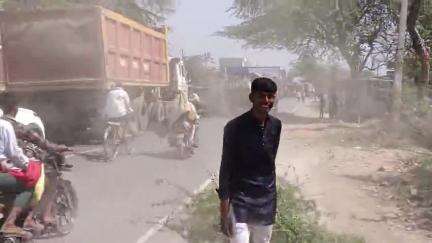 Awaghar me traffic ⛔🚦 
Road ka kam chal rha h isliye laga traffic
