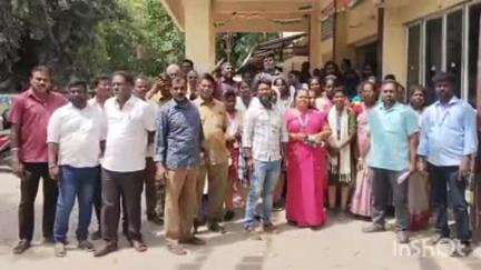 அரக்கோணம்: அரக்கோணம் நகராட்சி அலுவலக வளாகத்தில் ஊழியர்கள் போராட்டம்