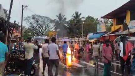 வலங்கைமான்: ஆலங்குடியில் திமுகவினர் கொட்டும் மழையில் பாஜக மத்திய அமைச்சரை கண்டித்து அவரது உருவ பொம்மையை எரித்து ஆர்ப்பாட்டம்