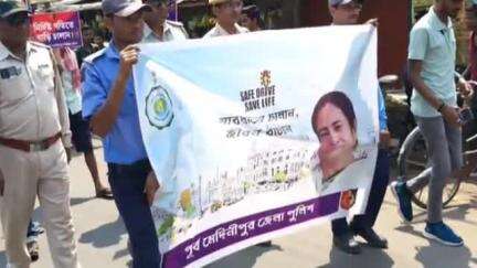 খেজুরি ১: জেলা পুলিশের উদ্যোগে আজ  হেঁড়িয়ায় পথ নিরাপত্তা বিষয়ক সচেতনতা শিবির অনুষ্ঠিত হয়,উপস্থিত জেলা পুলিশের আধিকারিকগন।