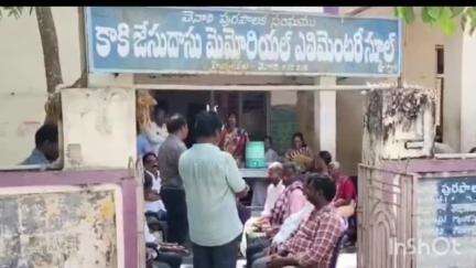 తెనాలి: ఐతానగర్‌లోని ఎలిమెంటరీ స్కూల్ తరగతులను మరో పాఠశాలలో విలీనం చేయొద్దంటూ పాఠశాల వద్ద విద్యార్థుల తల్లిదండ్రులు ఆందోళన