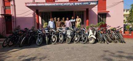 🌟 पुलिस थाना विधाधर नगर की बडी कार्यवाही, शातिर वाहन चोर बाल अपचारी सहित दो गिरफ्तार, 06 मोटरसाईकिल, 02 स्कुटिया, 16 महंगी साईकिल तथा 04 महंगे मोबाईल फोन बरामद।