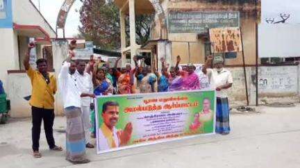 சேந்தமங்கலம்: செவ்வந்திபட்டியில் உள்ள கிராம நிர்வாக அலுவலகம் முன்பு இந்திய இந்து மக்கள் கட்சியினர் பூரண மதுவிலக்கை அமல்படுத்த கோரி ஆர்ப்பாட்டத்தில் ஈடுபட்டனர்