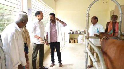 கறம்பக்குடி: வெட்டன்விடுதியில் கால்நடை மருத்துவமனையை திடீரென ஆய்வு செய்தார் புதுக்கோட்டை MLA Dr. முத்துராஜா