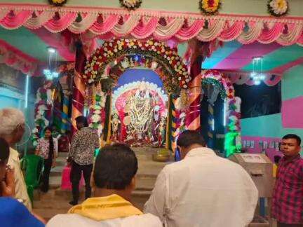 জগৎবল্লভপুর: হাওড়া জগৎবল্লভপুরে সিদ্ধেশ্বর আমরা সবাই ক্লাবের শ্রী শ্রী রক্ষা কালী পূজার সাংস্কৃতিক অনুষ্ঠান উপস্থিত পঞ্চায়েত সমিতি