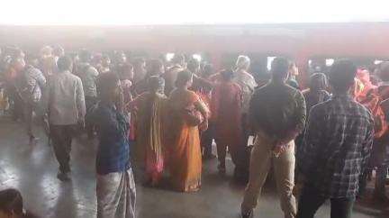 दरभंगा: होली पर्व पर दरभंगा रेलवे स्टेशन पर यात्रियों की भीड़, GRP और RPF के जवानों ने संभाली कमान