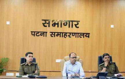 जिलाधिकारी, पटना द्वारा वरीय पुलिस अधीक्षक; पुलिस अधीक्षक (यातायात) एवं अन्य वरीय पदाधिकारियों के साथ पटना जंक्शन के पास यातायात प्रबंधन के संबंध में बैठक की गई तथा वाहन संघों के प्रतिनिधियों से सुझाव लिया गया
