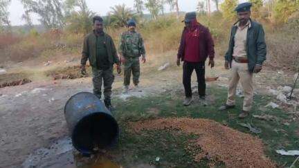 मयूरहंड: मयूरहंड में पुलिस ने अवैध शराब भट्ठी पर तीसरे दिन छापा मारा