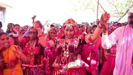 जिंतूर: आडगाव तांडा येथे पालकमंत्री मेघना बोर्डीकर यांनी बंजारा समाज बांधवांसोबत साजरी केली होती