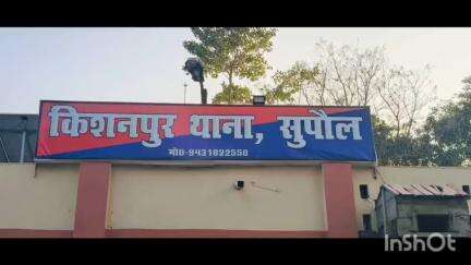 केिशनपुर: किशनपुर थाना पुलिस ने फ्लैग मार्च निकाला, नशेड़ियों और अपराधियों पर रहेगी नजर